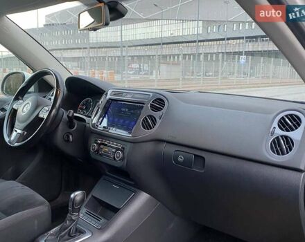 Белый Фольксваген Тигуан, объемом двигателя 2 л и пробегом 216 тыс. км за 14490 $, фото 16 на Automoto.ua