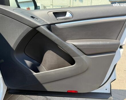 Білий Фольксваген Тігуан, об'ємом двигуна 2 л та пробігом 250 тис. км за 16490 $, фото 16 на Automoto.ua