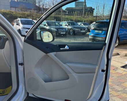 Білий Фольксваген Тігуан, об'ємом двигуна 2 л та пробігом 217 тис. км за 11500 $, фото 23 на Automoto.ua