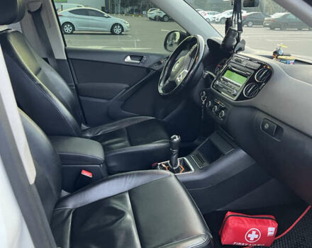 Белый Фольксваген Тигуан, объемом двигателя 1.97 л и пробегом 210 тыс. км за 14000 $, фото 13 на Automoto.ua