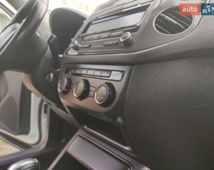 Білий Фольксваген Тігуан, об'ємом двигуна 2 л та пробігом 136 тис. км за 11800 $, фото 14 на Automoto.ua