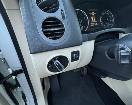 Білий Фольксваген Тігуан, об'ємом двигуна 2 л та пробігом 122 тис. км за 12200 $, фото 18 на Automoto.ua