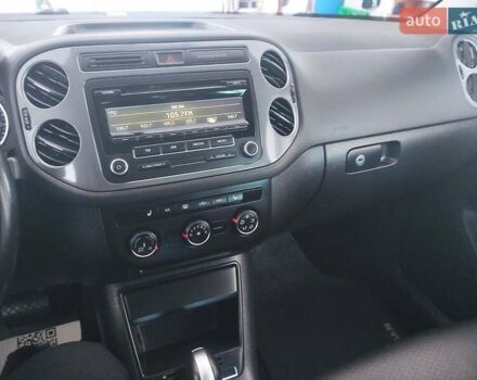 Білий Фольксваген Тігуан, об'ємом двигуна 2 л та пробігом 136 тис. км за 11800 $, фото 32 на Automoto.ua