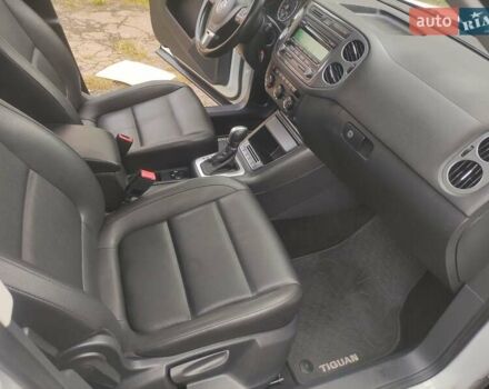 Білий Фольксваген Тігуан, об'ємом двигуна 2 л та пробігом 136 тис. км за 11800 $, фото 18 на Automoto.ua