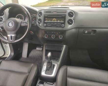 Білий Фольксваген Тігуан, об'ємом двигуна 2 л та пробігом 136 тис. км за 11800 $, фото 20 на Automoto.ua