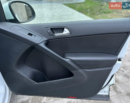 Білий Фольксваген Тігуан, об'ємом двигуна 2 л та пробігом 205 тис. км за 10250 $, фото 23 на Automoto.ua