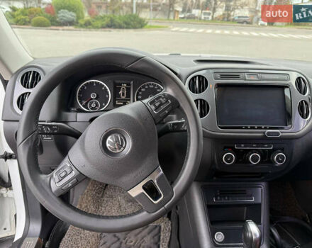 Білий Фольксваген Тігуан, об'ємом двигуна 2 л та пробігом 151 тис. км за 15300 $, фото 25 на Automoto.ua