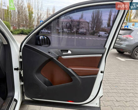 Білий Фольксваген Тігуан, об'ємом двигуна 2 л та пробігом 151 тис. км за 15300 $, фото 46 на Automoto.ua
