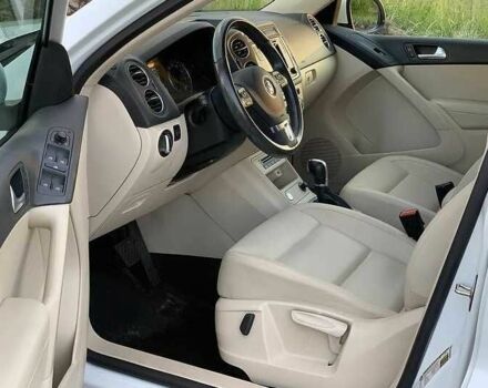 Білий Фольксваген Тігуан, об'ємом двигуна 2 л та пробігом 127 тис. км за 9500 $, фото 4 на Automoto.ua