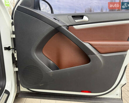 Білий Фольксваген Тігуан, об'ємом двигуна 2 л та пробігом 151 тис. км за 15300 $, фото 47 на Automoto.ua