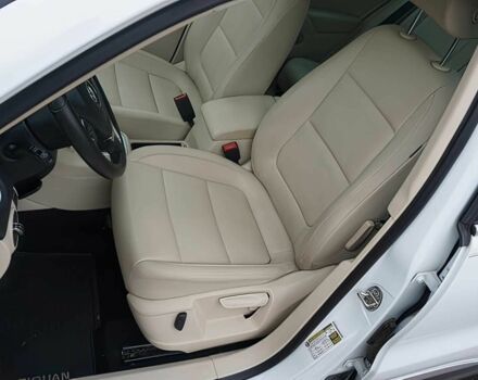 Белый Фольксваген Тигуан, объемом двигателя 2 л и пробегом 75 тыс. км за 9800 $, фото 7 на Automoto.ua