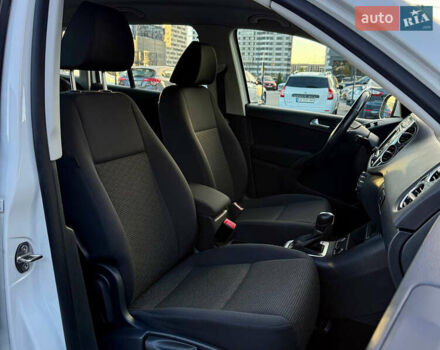 Білий Фольксваген Тігуан, об'ємом двигуна 2 л та пробігом 137 тис. км за 13800 $, фото 36 на Automoto.ua