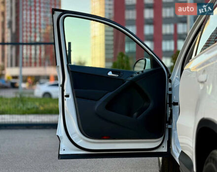 Білий Фольксваген Тігуан, об'ємом двигуна 2 л та пробігом 137 тис. км за 13800 $, фото 20 на Automoto.ua