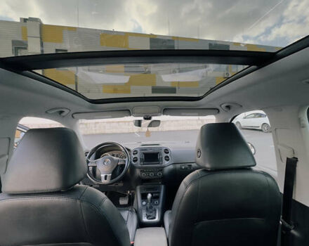 Білий Фольксваген Тігуан, об'ємом двигуна 2 л та пробігом 68 тис. км за 16500 $, фото 23 на Automoto.ua