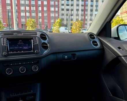 Білий Фольксваген Тігуан, об'ємом двигуна 2 л та пробігом 156 тис. км за 15500 $, фото 16 на Automoto.ua