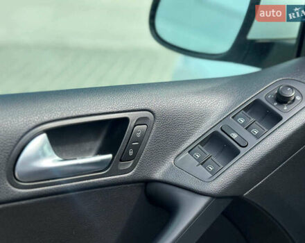 Білий Фольксваген Тігуан, об'ємом двигуна 2 л та пробігом 152 тис. км за 12300 $, фото 13 на Automoto.ua