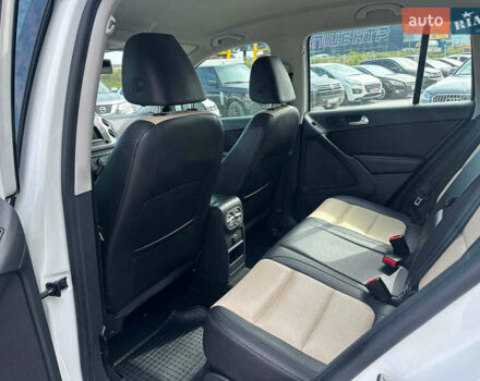 Білий Фольксваген Тігуан, об'ємом двигуна 2 л та пробігом 152 тис. км за 12300 $, фото 24 на Automoto.ua