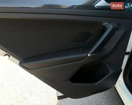 Білий Фольксваген Тігуан, об'ємом двигуна 2 л та пробігом 270 тис. км за 23000 $, фото 31 на Automoto.ua