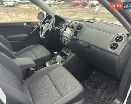 Білий Фольксваген Тігуан, об'ємом двигуна 2 л та пробігом 191 тис. км за 13500 $, фото 29 на Automoto.ua