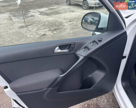 Білий Фольксваген Тігуан, об'ємом двигуна 2 л та пробігом 191 тис. км за 13500 $, фото 25 на Automoto.ua