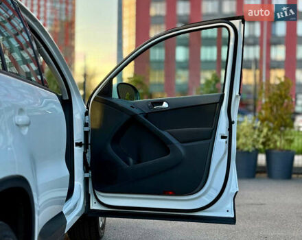 Білий Фольксваген Тігуан, об'ємом двигуна 2 л та пробігом 137 тис. км за 13800 $, фото 41 на Automoto.ua