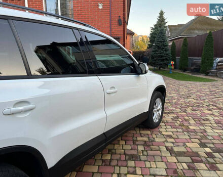 Белый Фольксваген Тигуан, объемом двигателя 2 л и пробегом 208 тыс. км за 13700 $, фото 4 на Automoto.ua