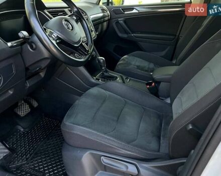 Білий Фольксваген Тігуан, об'ємом двигуна 2 л та пробігом 270 тис. км за 23000 $, фото 23 на Automoto.ua