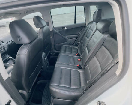 Білий Фольксваген Тігуан, об'ємом двигуна 2 л та пробігом 68 тис. км за 16500 $, фото 16 на Automoto.ua