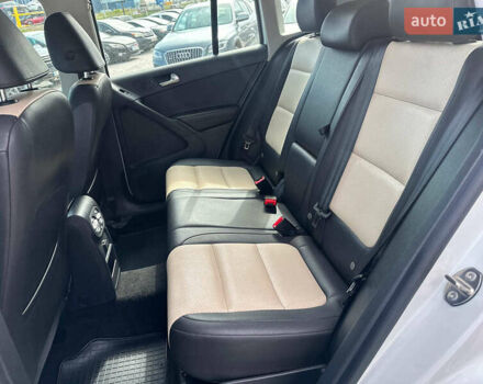 Білий Фольксваген Тігуан, об'ємом двигуна 2 л та пробігом 152 тис. км за 12300 $, фото 25 на Automoto.ua