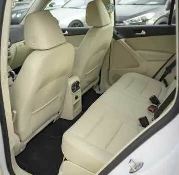 Білий Фольксваген Тігуан, об'ємом двигуна 2 л та пробігом 117 тис. км за 8700 $, фото 5 на Automoto.ua