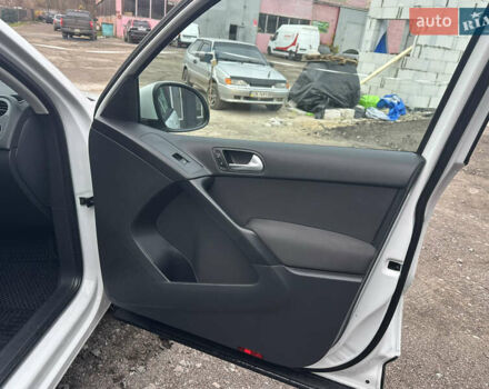 Білий Фольксваген Тігуан, об'ємом двигуна 2 л та пробігом 191 тис. км за 13500 $, фото 32 на Automoto.ua