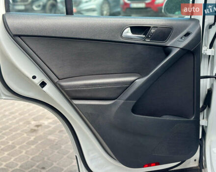 Білий Фольксваген Тігуан, об'ємом двигуна 2 л та пробігом 152 тис. км за 12300 $, фото 23 на Automoto.ua