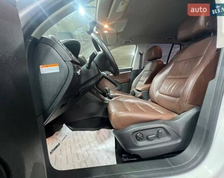 Білий Фольксваген Тігуан, об'ємом двигуна 2 л та пробігом 52 тис. км за 15700 $, фото 23 на Automoto.ua