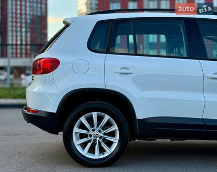 Білий Фольксваген Тігуан, об'ємом двигуна 2 л та пробігом 137 тис. км за 13800 $, фото 10 на Automoto.ua