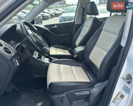 Білий Фольксваген Тігуан, об'ємом двигуна 2 л та пробігом 152 тис. км за 12300 $, фото 15 на Automoto.ua