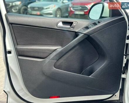 Білий Фольксваген Тігуан, об'ємом двигуна 2 л та пробігом 152 тис. км за 12300 $, фото 12 на Automoto.ua