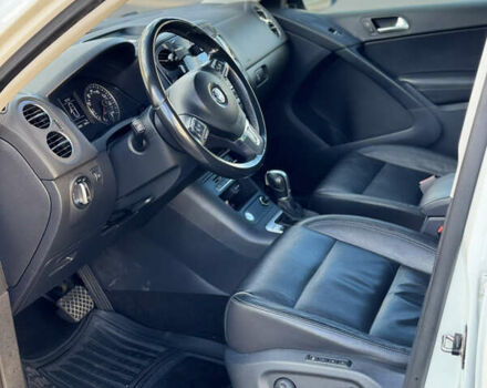 Білий Фольксваген Тігуан, об'ємом двигуна 2 л та пробігом 68 тис. км за 16500 $, фото 13 на Automoto.ua