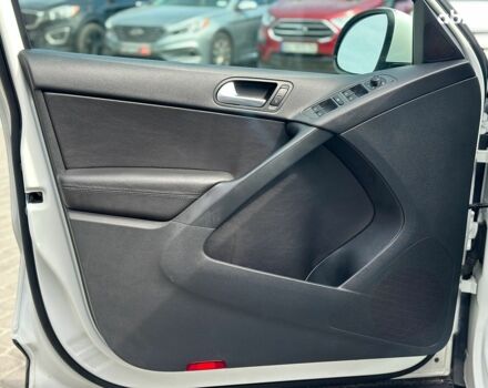 Белый Фольксваген Тигуан, объемом двигателя 2 л и пробегом 152 тыс. км за 15290 $, фото 13 на Automoto.ua