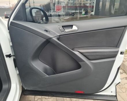 Білий Фольксваген Тігуан, об'ємом двигуна 2 л та пробігом 128 тис. км за 13800 $, фото 8 на Automoto.ua