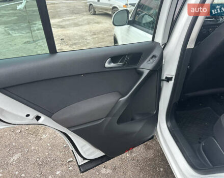 Білий Фольксваген Тігуан, об'ємом двигуна 2 л та пробігом 191 тис. км за 13500 $, фото 26 на Automoto.ua