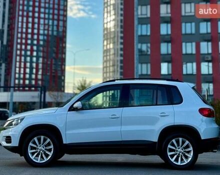 Білий Фольксваген Тігуан, об'ємом двигуна 2 л та пробігом 137 тис. км за 13800 $, фото 5 на Automoto.ua