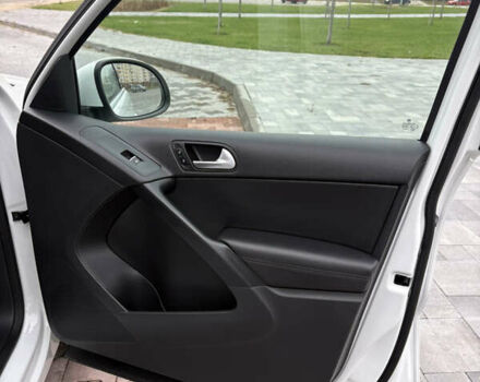 Белый Фольксваген Тигуан, объемом двигателя 2 л и пробегом 126 тыс. км за 14499 $, фото 28 на Automoto.ua