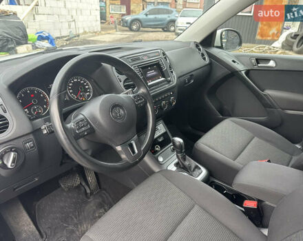 Білий Фольксваген Тігуан, об'ємом двигуна 2 л та пробігом 191 тис. км за 13500 $, фото 24 на Automoto.ua