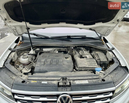 Белый Фольксваген Тигуан, объемом двигателя 2 л и пробегом 210 тыс. км за 23999 $, фото 72 на Automoto.ua