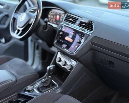 Білий Фольксваген Тігуан, об'ємом двигуна 2 л та пробігом 161 тис. км за 24880 $, фото 22 на Automoto.ua