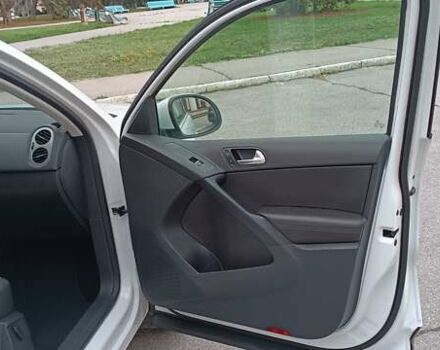 Белый Фольксваген Тигуан, объемом двигателя 2 л и пробегом 228 тыс. км за 13850 $, фото 46 на Automoto.ua