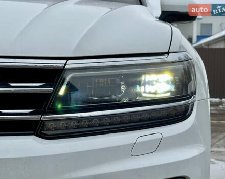 Белый Фольксваген Тигуан, объемом двигателя 2 л и пробегом 210 тыс. км за 23999 $, фото 12 на Automoto.ua