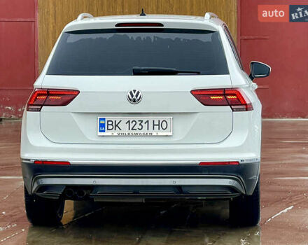 Белый Фольксваген Тигуан, объемом двигателя 2 л и пробегом 210 тыс. км за 23999 $, фото 9 на Automoto.ua