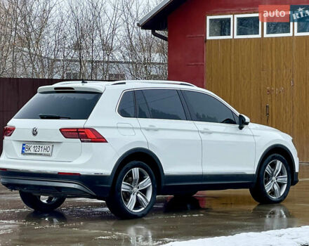 Белый Фольксваген Тигуан, объемом двигателя 2 л и пробегом 210 тыс. км за 23999 $, фото 10 на Automoto.ua