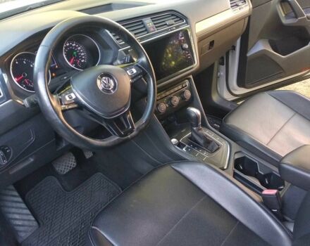 Білий Фольксваген Тігуан, об'ємом двигуна 2 л та пробігом 201 тис. км за 18600 $, фото 4 на Automoto.ua